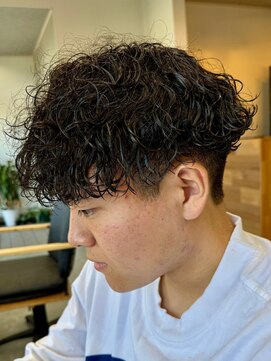 フゥ 宇都宮(FeU) メンズ波巻きスパイラルパーマシャドウパーマ刈り上げマッシュ