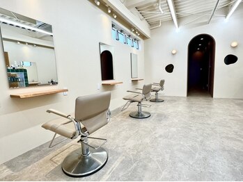 セルバ美容室の写真/【名鉄一宮駅徒歩6分】少人数なのでゆったりリラックスして施術が受けられるアットホームなサロン"selva"