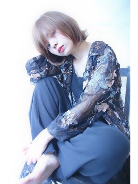 ブーケ(BOUQUET) 外ハネ内巻き　ミディアムウルフ　赤リップに似合うヘアスタイル