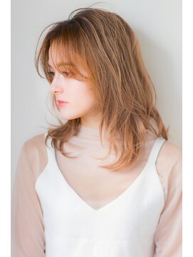 アリエッタ アザブ(ARIETTA AZABU) センターパート無造作ミディ×ゴールドベージュ/抜け感/小顔