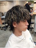 マッシュウルフメンズハイトーンカラーツイストスパイラルパーマ