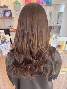 サリュー バイ イザ(Salut by IZA) ベージュカラー似合わせカットセミロング韓国風巻き