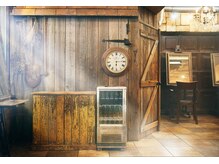 カライングドゥ(ing deux)の雰囲気（アンティークの古材で作った古屋とイーゼルの鏡。）