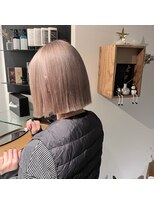 ソーコ(SOKO)&nbsp;ぱつっとボブ×ピンクベージュ