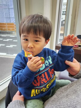 榮(Salon de 榮) お母様のお膝の上で！男の子のキッズカット
