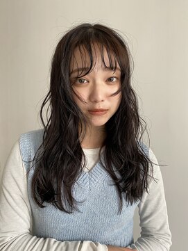 エヌ 烏丸(enu) 顔まわりカットとロングパーマ