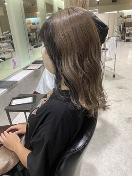 リー 尼崎(Lee) ミディアムグレージュ