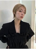 honey blond color / short style