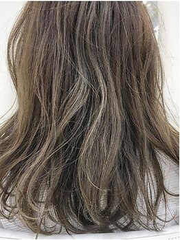 エイト 八重瀬店(Eight)の写真/白髪によるお悩みご相談下さい。白髪を活かしたナチュラルカラーで大人女性の為の柔らかく上品な髪色を提案