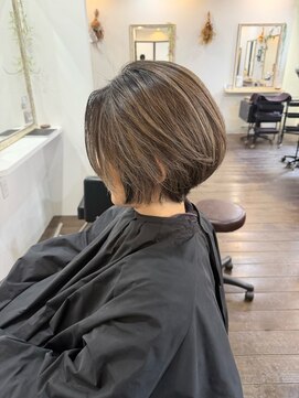 ウル(Ulu) オトナ女性にオススメ！白髪ぼかしバレイヤージュ