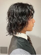 【大きめウェーブ×ミディアム】ウェット感ある仕上がりで男の色気を演出できます。