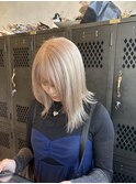 ハイブリーチダブルカラーホワイトブロンド外ハネくびれミディ