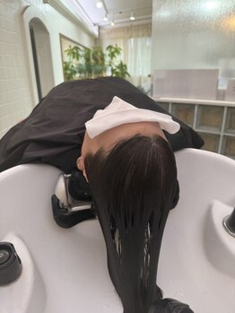 高濃度の炭酸マイクロシャワーで血行促進効果◎頭皮を健やかに保ち、ハリ・コシ・ツヤのある髪に―…。