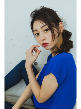 コモド(COMODO) お団子を三つ作ったポニーテール