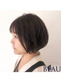 透け感抜群ブルーグレージュ×前下がりショートレイヤー