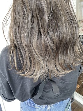 ブレイズ ザ サロン(BLAZE THE SALON) 艶巻き×波ウェーブ 柔らか透明感カーキグレージュ【BLAZE大庭】