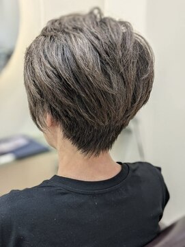 松本平太郎美容室 銀座パートフォー(PART4) 大人のショート 白髪ぼかしハイライト/30代40代50代60代