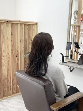 ホンネ(honne.) グレーベージュ×フェミニンロング×レイヤーカット