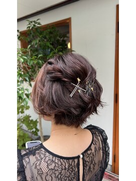 ヘアーラボ ハチ(HAIR LABO HACHI) ショートヘアハーフアップ風アレンジ