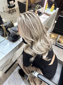 ブレンド 渋谷(BLend) ハイライトカラーミディアムバタフライカットデザインカラー