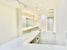 ディーバヘア ワカヤマ(DIVA HAIR wakayama)の雰囲気（入り口から内装）
