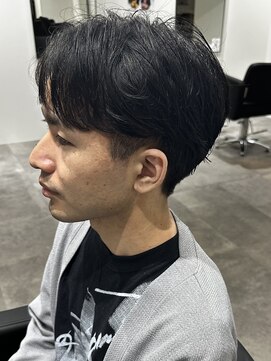 ヒュイル バイ ニアウ(Hwyl by Niau) メンズマッシュパーマニュアンスパーマセンターパート刈り上げ