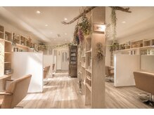 ヘヤ(heya)の雰囲気(ゆったり落ち着ける、腰に負担のない椅子でラクに過ごせます)