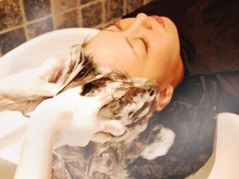 コム(com by neolive)の写真/フルフラットのシャンプー台での至福のひと時☆髪の毛だけではなく、頭皮からの本格ケアでお悩み解決♪