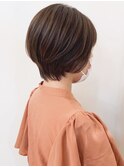 ブラウンベージュが大人なイメージの丸みショート