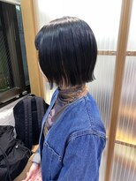 美容師 久保浦 キュッと収まるシルエット×ブルーブラック