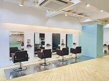 こだわったシンプルでモダンな店内☆