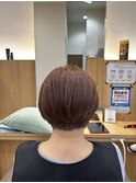 襟足がすっきりと短くカットされた、丸みのあるショートボブ 