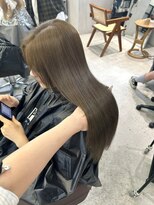 ホロ(hollo) オリーブカラー レイヤー 韓国風 くびれヘア 透明感大人可愛い