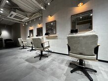 アノン(a'none)の雰囲気（ホワイトとグレーが基調の落ち着いた雰囲気の店内です）