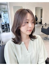 自然なくびれとひし形シルエットで、横顔まで美しく見せる、シルエット重視のくびれレイヤー＊