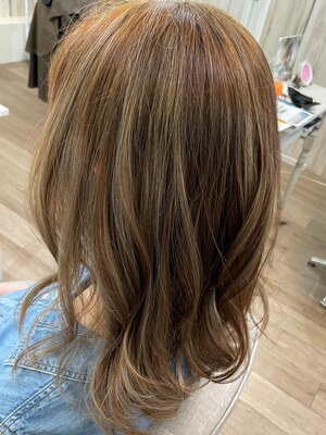 大人女性から人気の高いグレイカラー★天然由来成分を配合したヘアカラー材を使用しているのでダメージレス