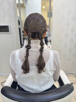 フレア(FLAiR)&nbsp;３６０度どこからみても可愛いツイン編みおろしヘア／上大岡ヘア