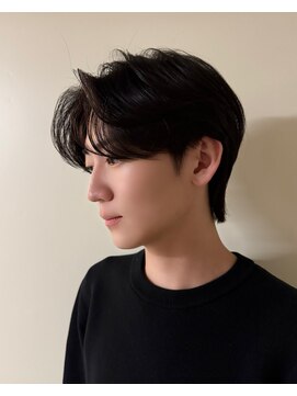 ノラ シブヤ(NORA) センターパートメンズカット韓国ヘアダウンパーマ刈り上げなし