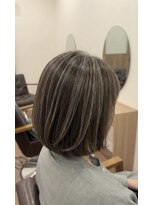 ウェリナ(welina)&nbsp;白髪を活かす！立体感ハイライトのこなれ上品ボブ