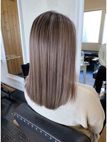 アン シュシュ(un chouchou)&nbsp;シャドールーツを施したミルクティーカラー