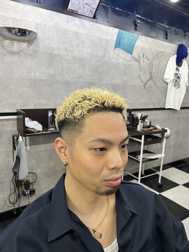 トライブ(TRIBE) ハイブリーチ×ハードパーマ×スキンフェード