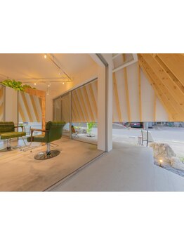 ≪半個室のプライベート空間≫周りを気にせずに、ゆったりと過ごしながら髪のお悩みを解決します。