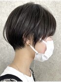 横浜西口白髪染めショートヘアタッセルボブミルクティーベージュ