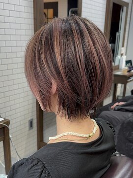エラ(ELLA) ショートボブ×バレイヤージュカラー 白髪ぼかし