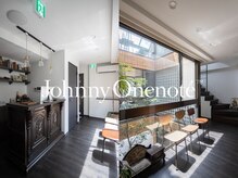 ジョニー ワンノート(Johnny Onenote)の雰囲気（吹き抜けになっている中庭からの光。穏やかな時間を。）