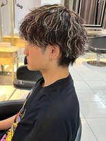 アイズ 海老名(AIZU)&nbsp;波巻きパーマ メンズハイライト 金メッシュ マッシュ 眉毛