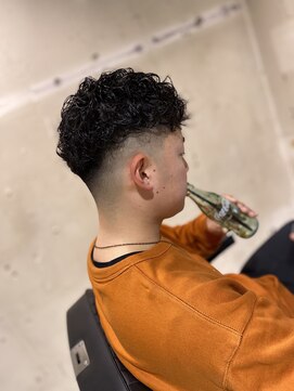 フランクスバーバーザスタンド(Frank’s barber the stand) スペインカール/スパイキーショート/フェザーパーマ/飯田橋E