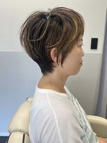 アルトル 池袋(altru)&nbsp;白髪ぼかしハイライトショート耳かけ