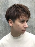 センターパートスパイラルパーマツーブロック刈り上げメンズヘア