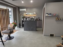 オーパス(Opus)の雰囲気（グレーとウッドを中心にシンプルでアトリエ風の店内）